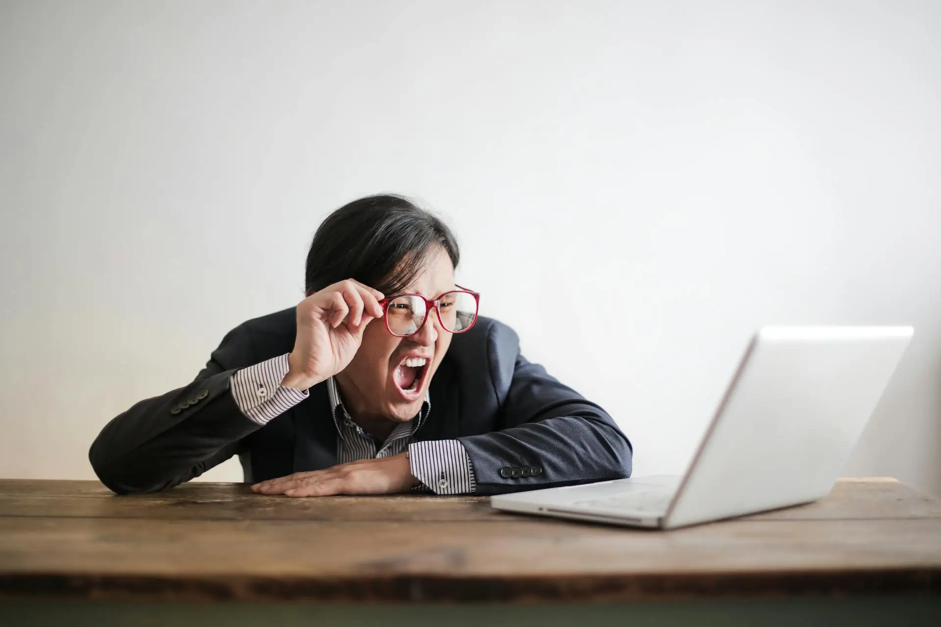 Sfrustrowana osoba z problemem na laptopie